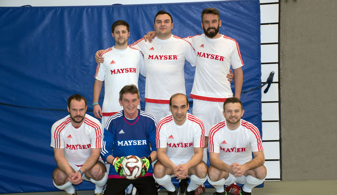 Fußballgruppe_kleiner_mit_Hintergrund Fußballgruppe_kleiner_mit_Hintergrund